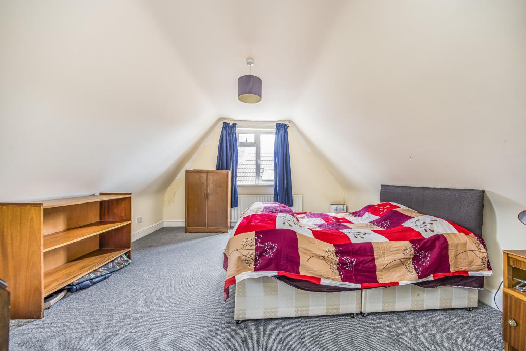 Lot: 101 - SUBSTANTIAL SEMI-DETACHED VICTORIAN DWELLING WITH ADDITIONAL INVESTMENT INCOME - Bedroom of second floor flat